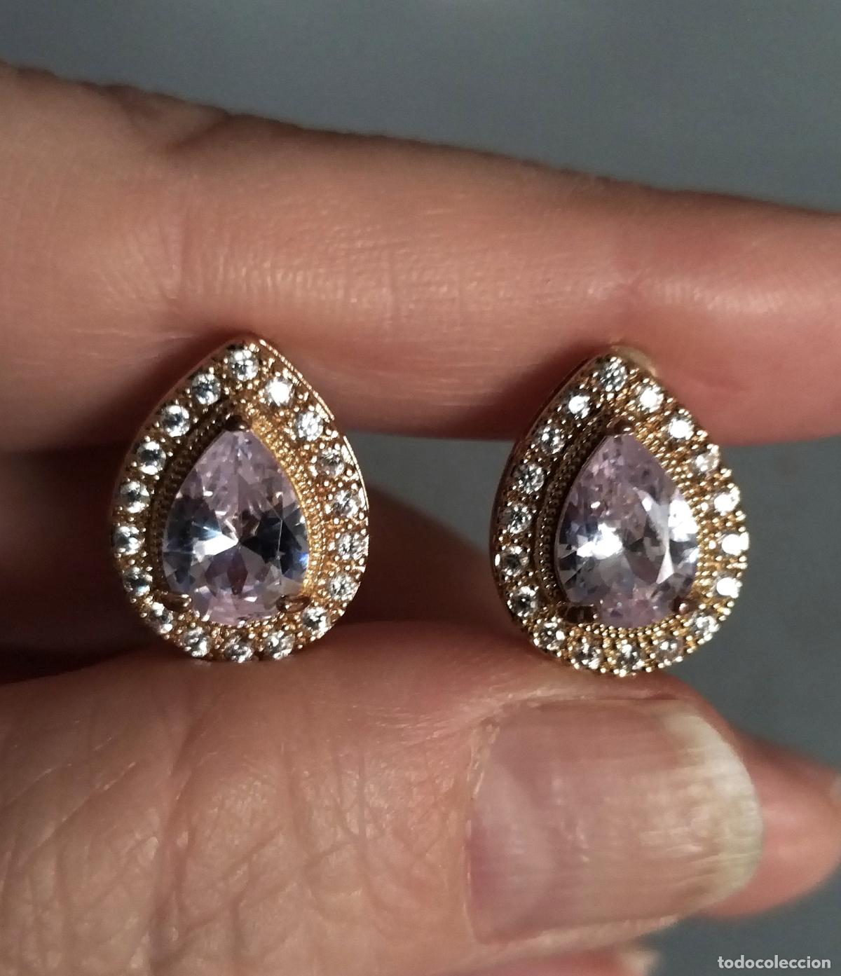 Joyeria: Pendientes dorados con brillantes cristales.