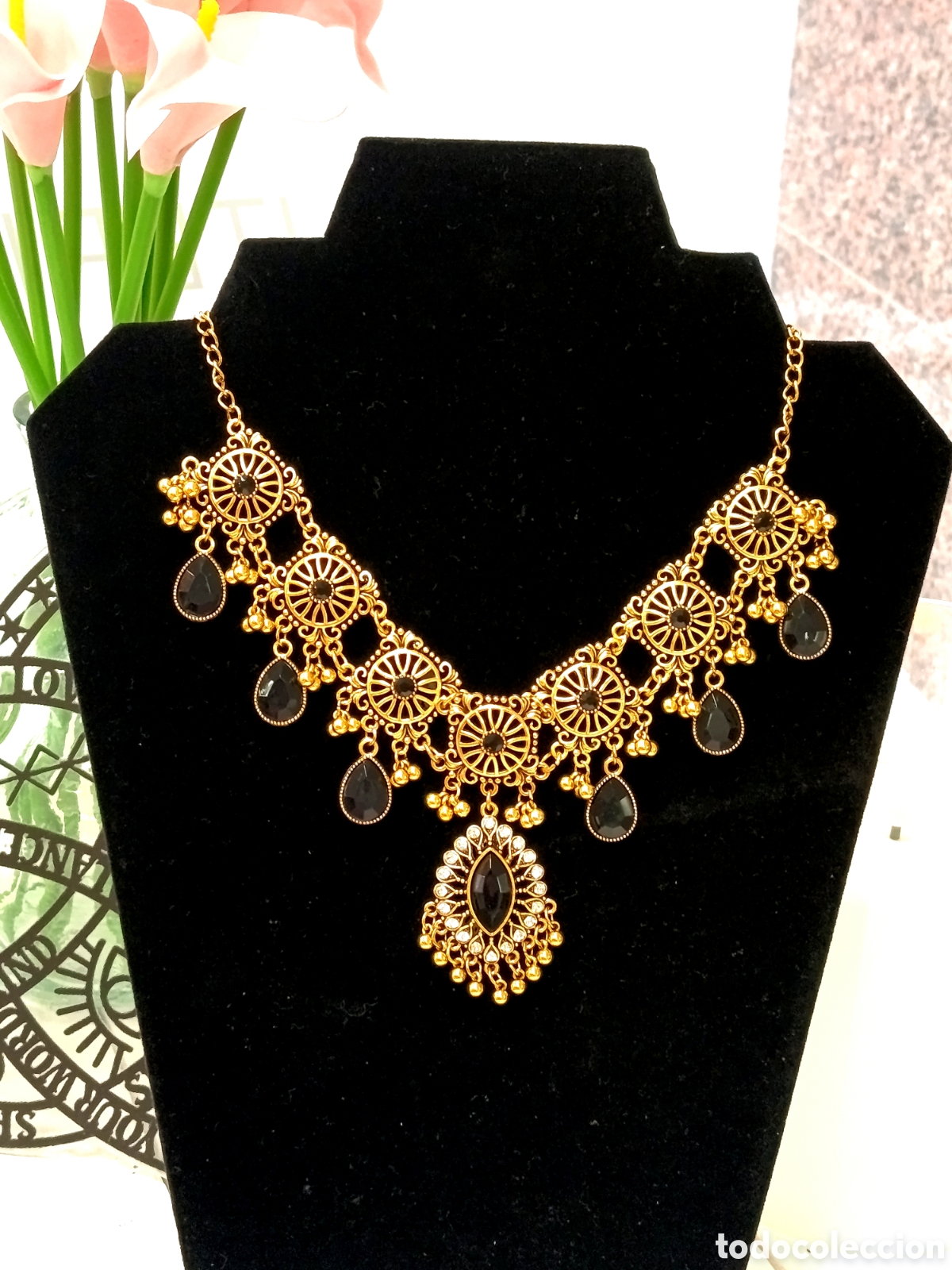 Joyeria: Collar bohemio corto color oro y negro, nuevo