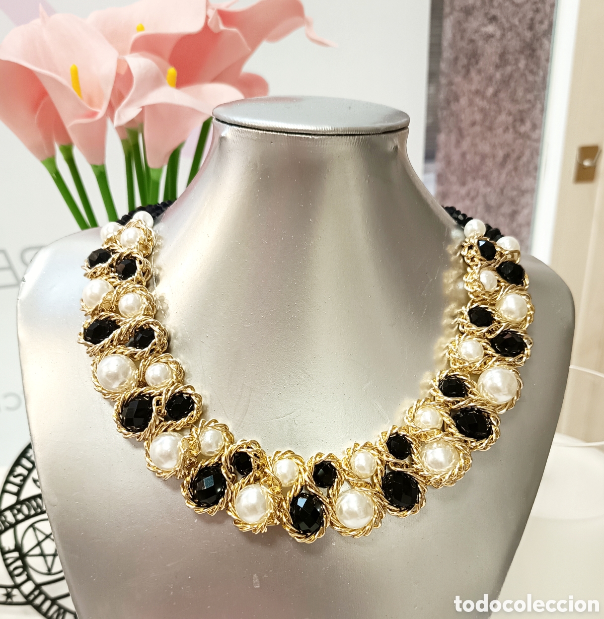 Joyeria: Collar corto color oro, negro y perla blanca, nuevo