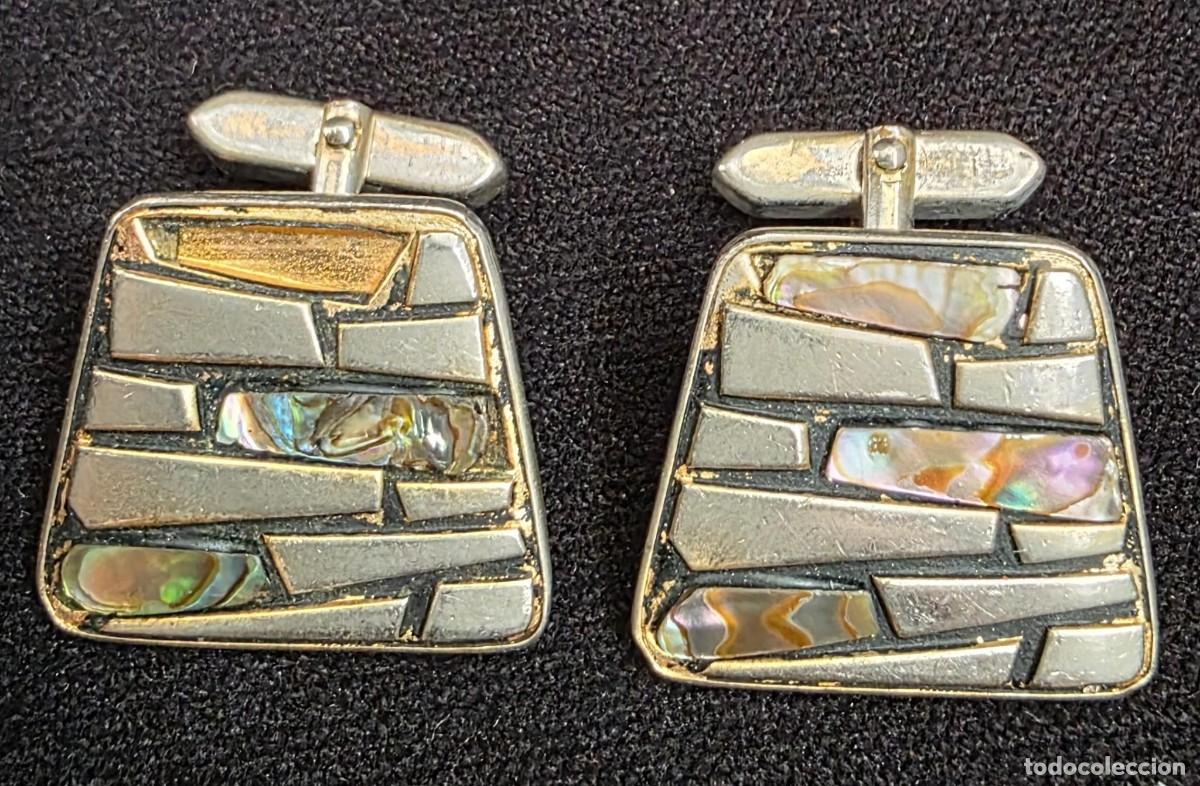 Joyeria: Gemelos Vintage Geom&eacute;tricos con N&aacute;car Natural &ndash; Dise&ntilde;o Abstracto Plateado para Caballero