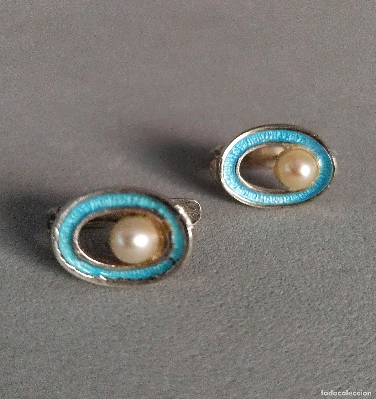 Joyeria: Pendientes plateados con perla y esmalte azul. Cierre de pala catal&aacute;n.