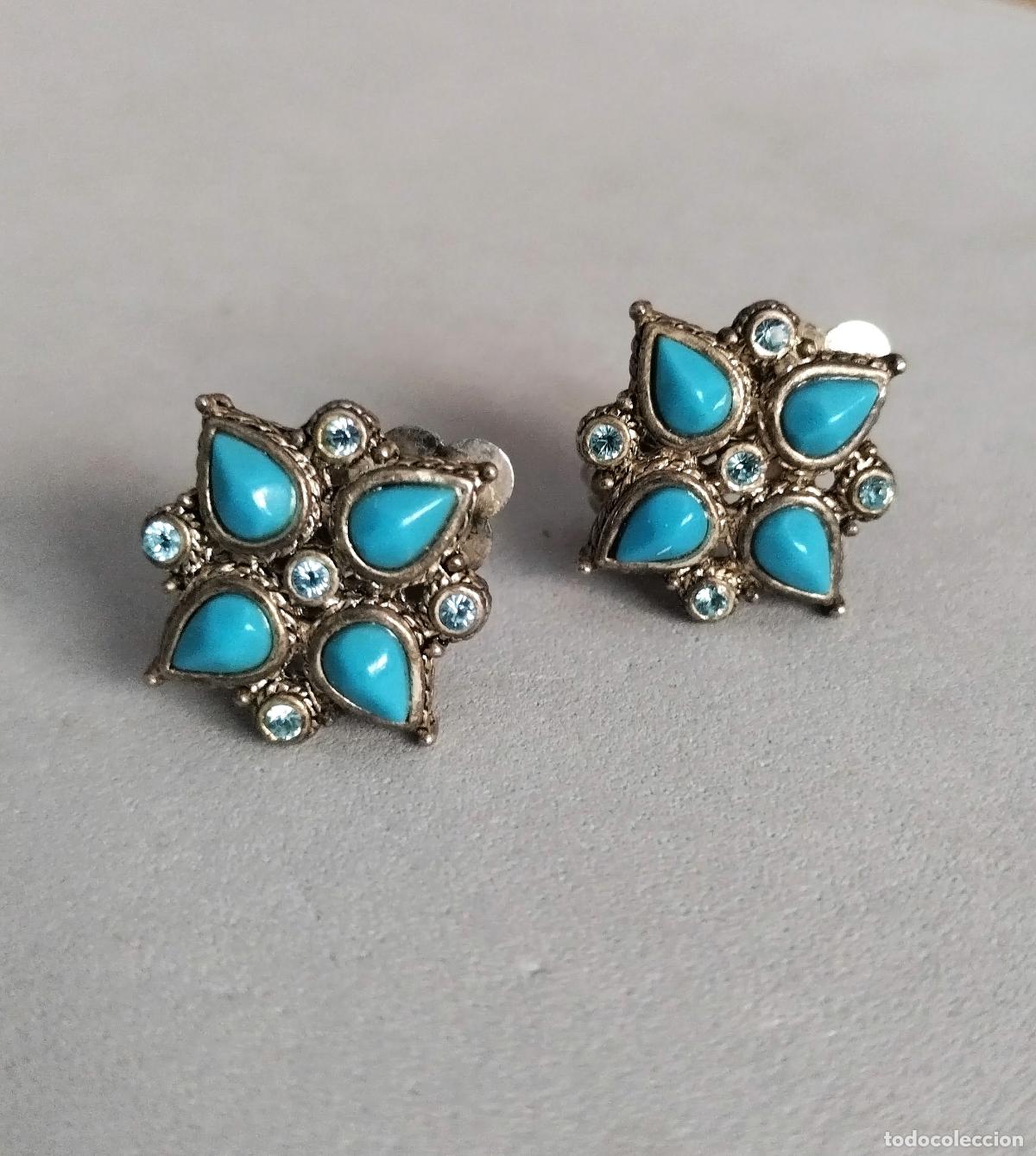 Joyeria: Pendientes plateados con piedras azules. Cierre de clip.