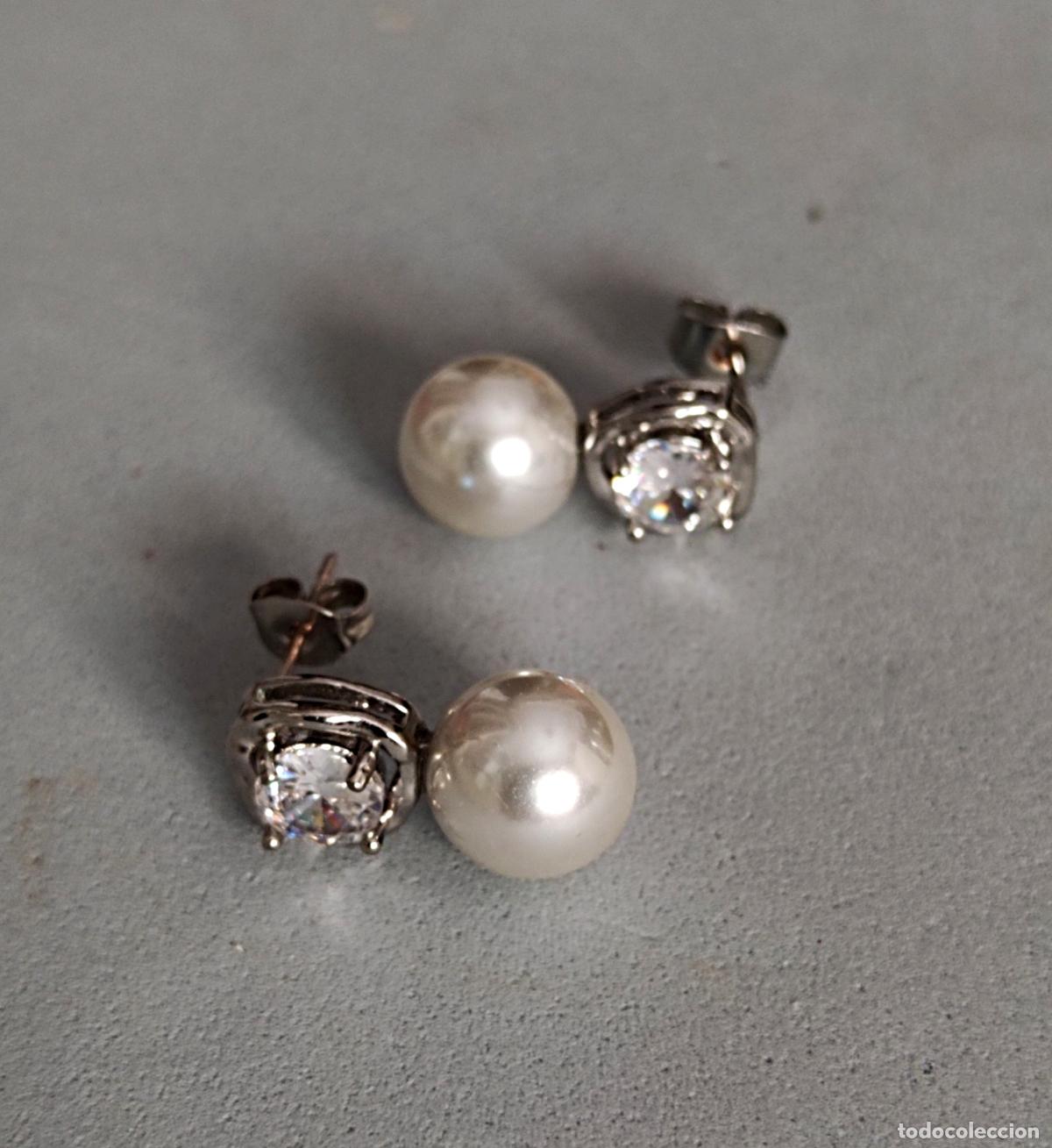 Joyeria: Pendientes plateados con perla y circonita.