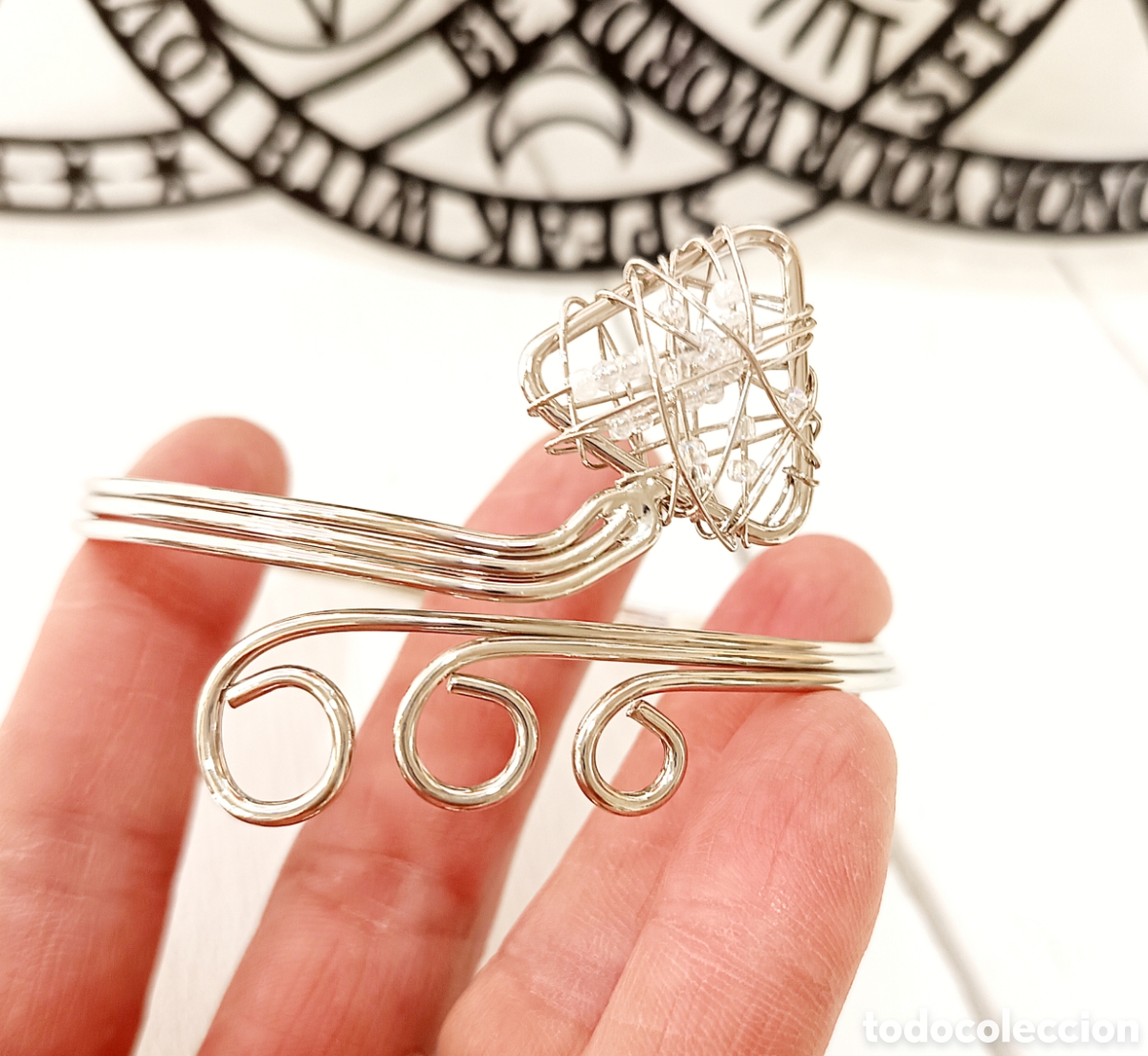 Joyeria: Brazalete para brazo color plata con flecha con cristal, a&ntilde;os 90's, nuevo