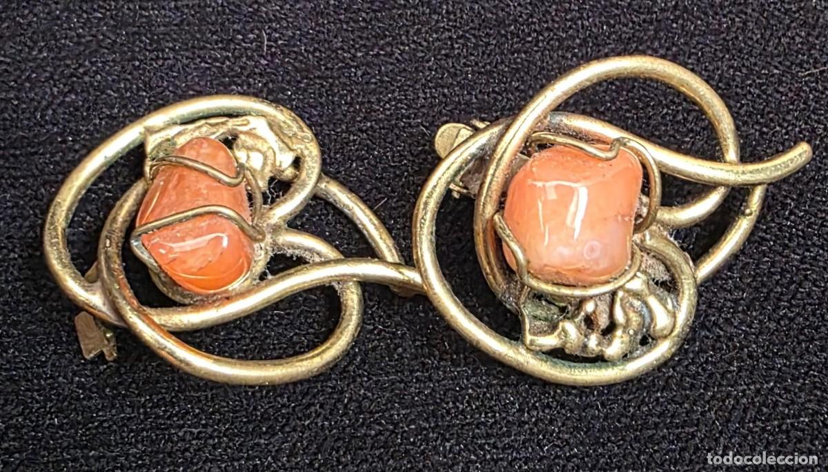 Joyeria: Pendientes vintage dorados con piedra coralina naranja y dise&ntilde;o abstracto &ndash; Cierre clip &ndash; 3,5 cm