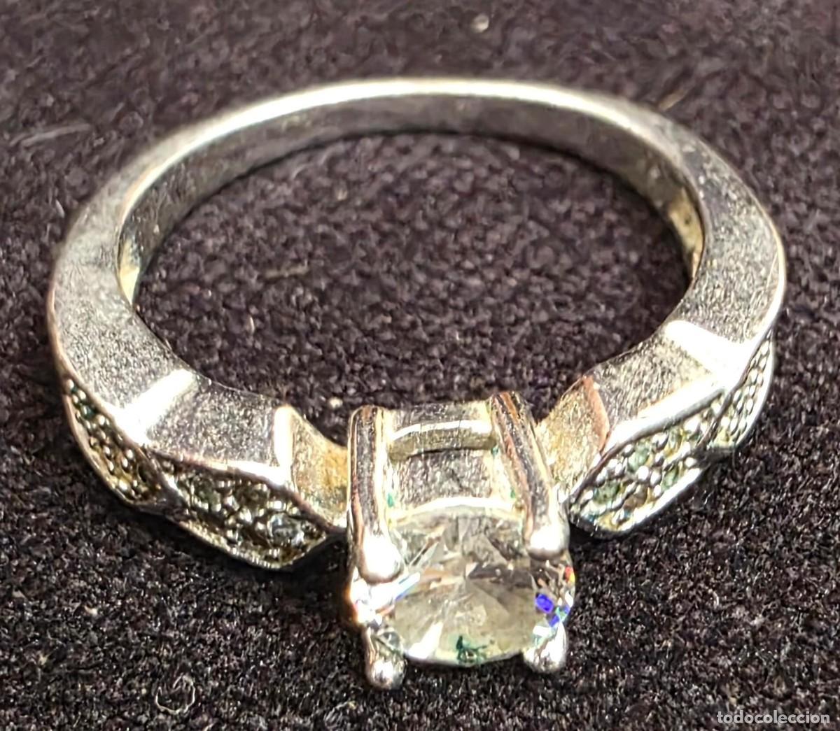 Joyeria: Anillo vintage plateado con gran circonita talla brillante y detalles laterales &ndash; 2,2 cm