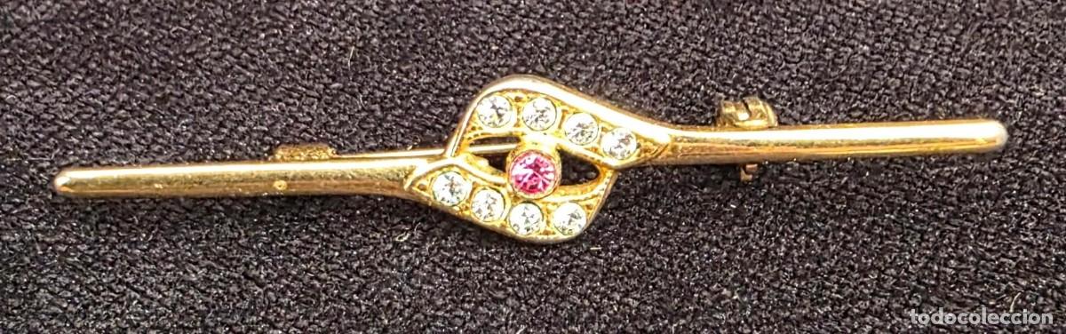 Joyeria: Broche vintage dorado con circonitas transparentes y piedra rosa central &ndash; 5,5 cm
