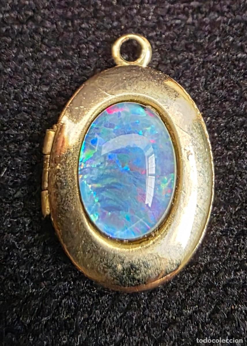 Joyeria: Colgante guardapelo vintage ovalado dorado con cabuj&oacute;n efecto &oacute;palo azul &ndash; 2 cm