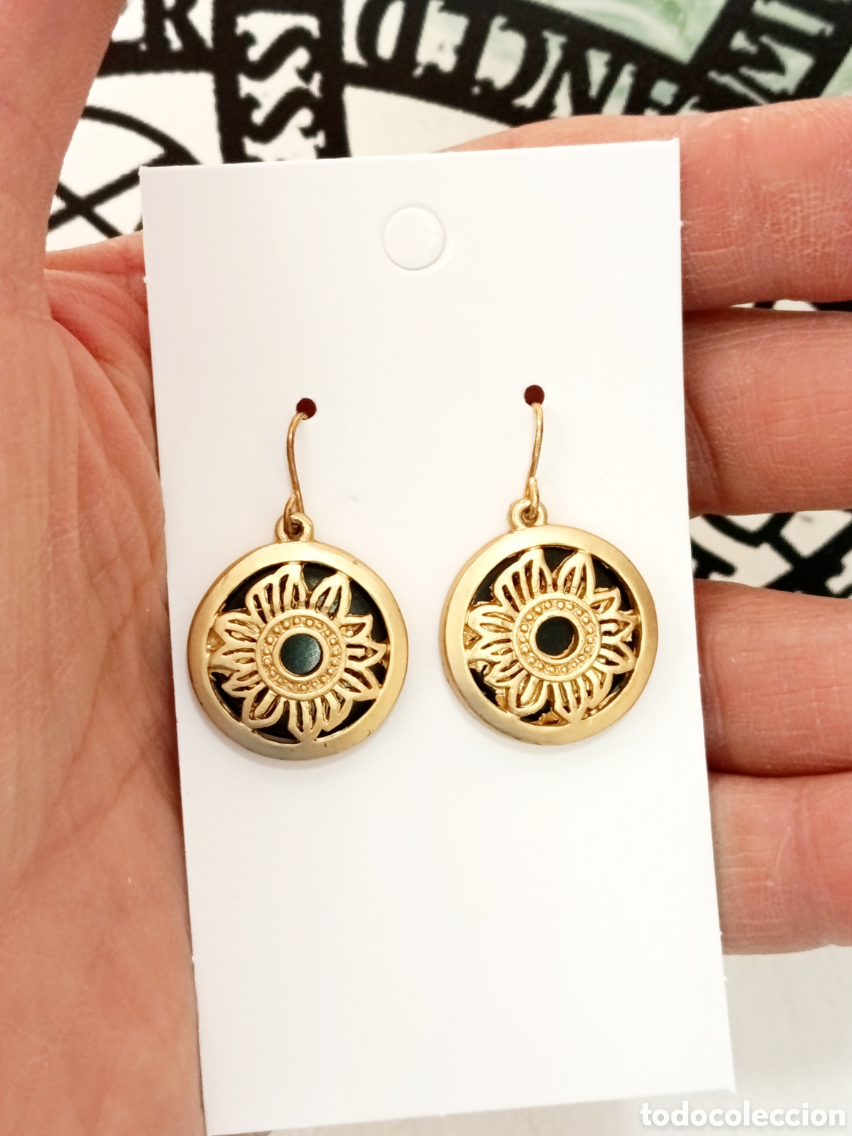Joyeria: Pendientes color oro satinado y negro, a&ntilde;os 90's, nuevos