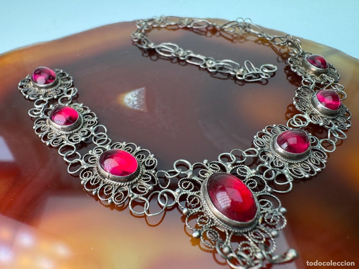Joyeria: Collar vintage antiguo con incrustaciones rojas y filigrana
