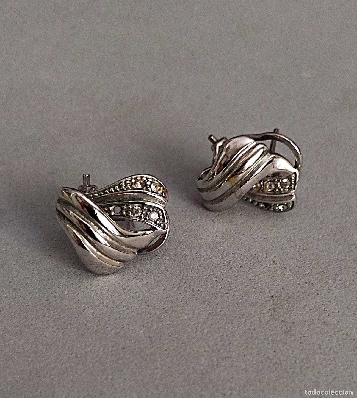 Joyeria: Pendientes plateados cierre de omega.