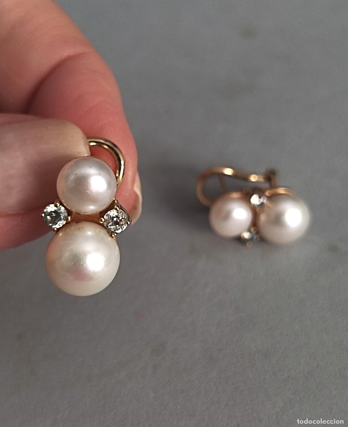 Joyeria: Pendientes dorados con perlas, cierre de omega.