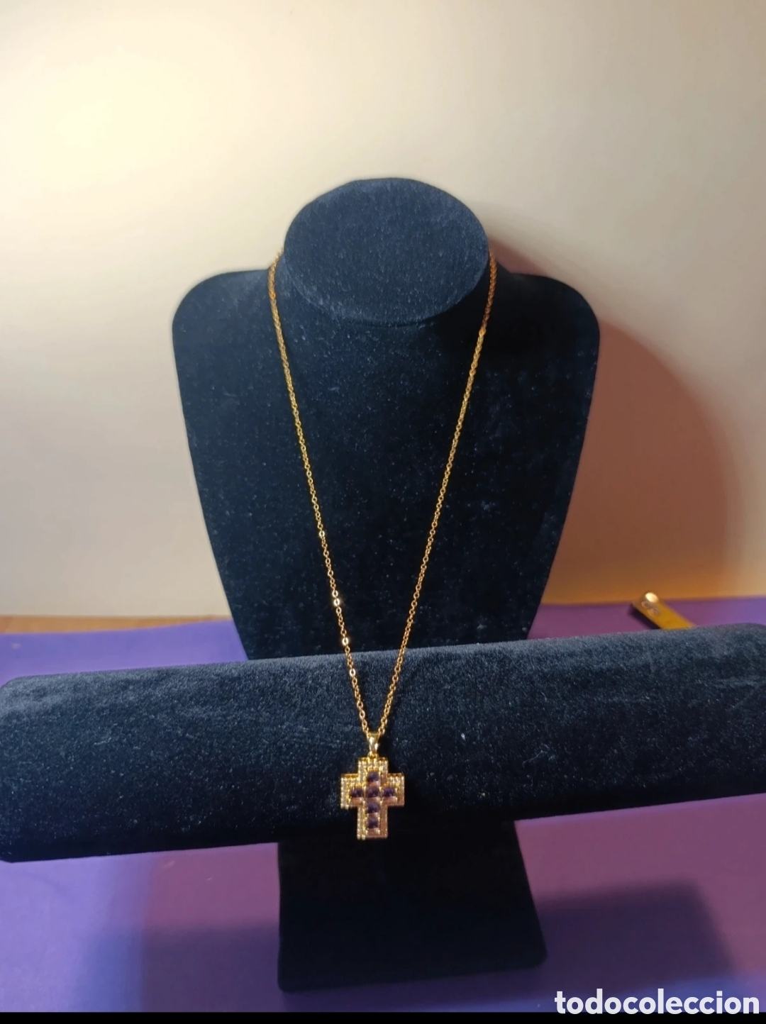 Joyeria: Collar acero dorado cruz circonitas moradas 46 cms