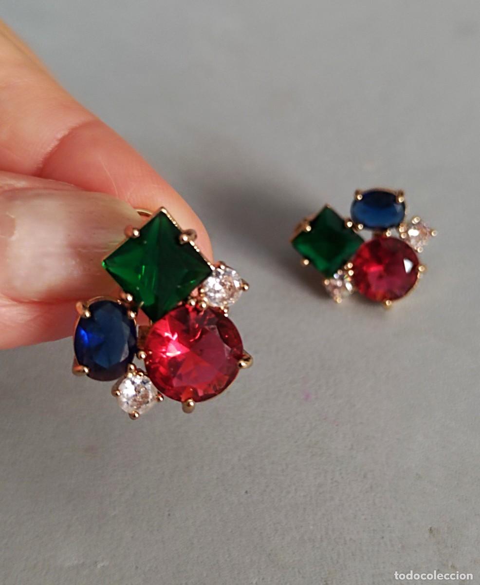 Jewelry: Pendientes dorados con cristales de colores, cierre de omega.