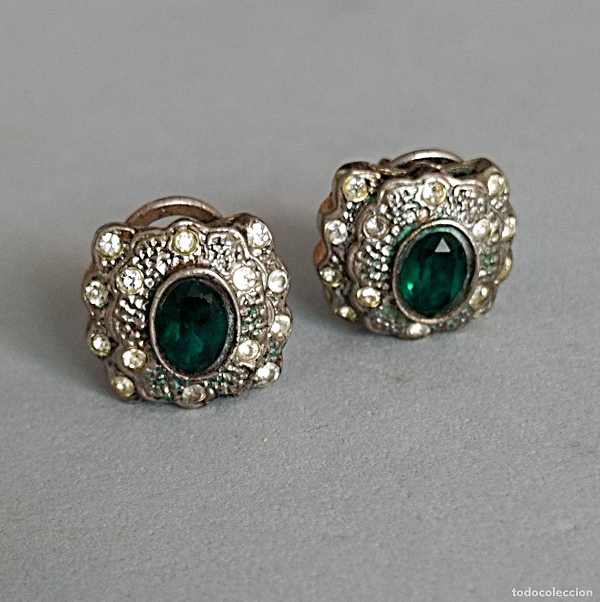 Joyeria: Antiguos pendientes plateados con cristal verde, cierre omega.