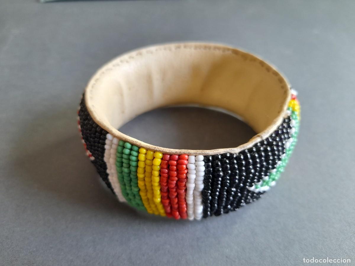 Joyeria: pulsera africana/masai de cuero y cuentas de color, ancho 3,5cm aprox, diametro interior 6.5cm aprox