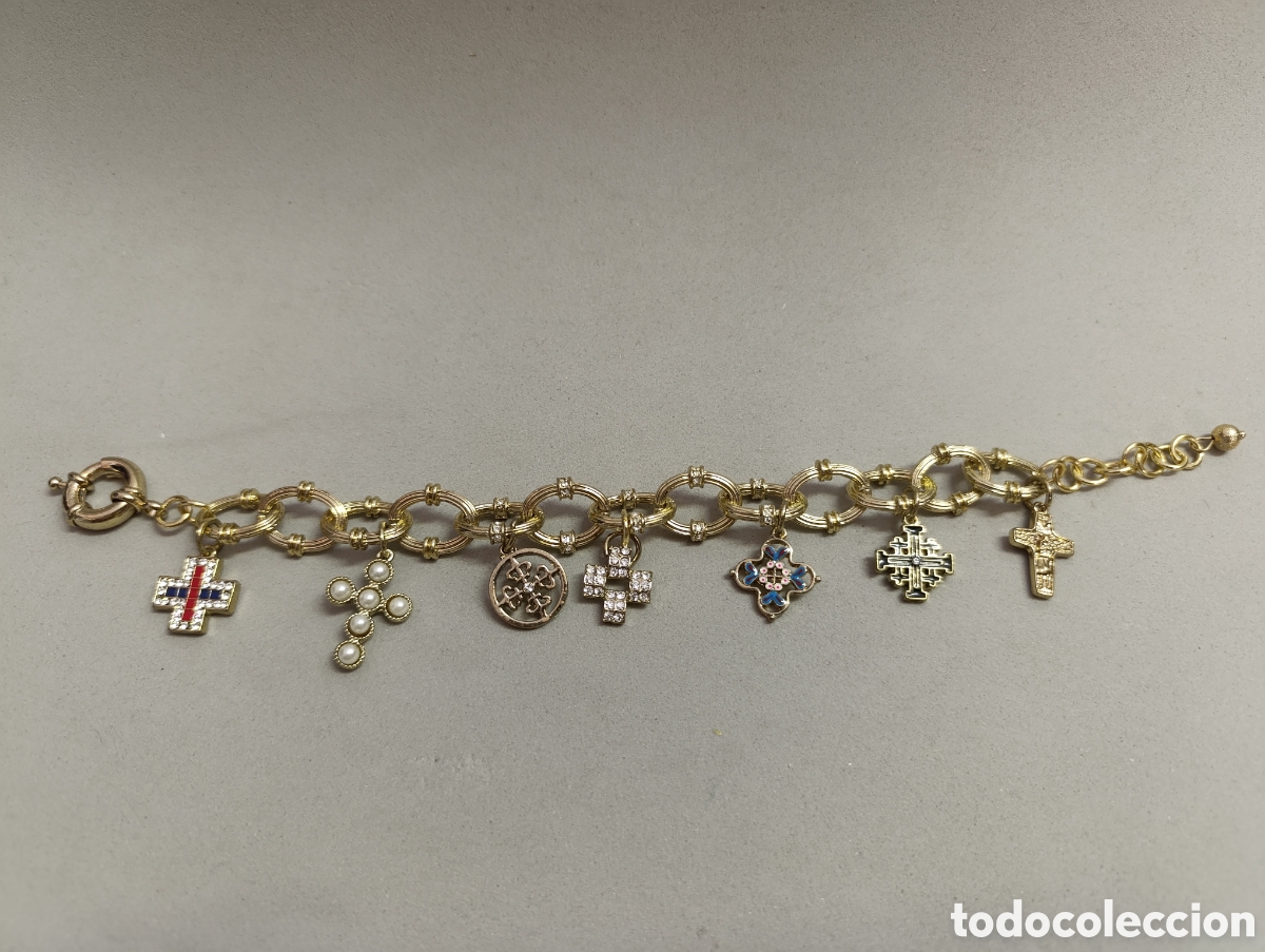 Joyeria: PULSERA DE METAL DORADO DE ESLABONES GRANDES CON 7 CRUCES DIJES.