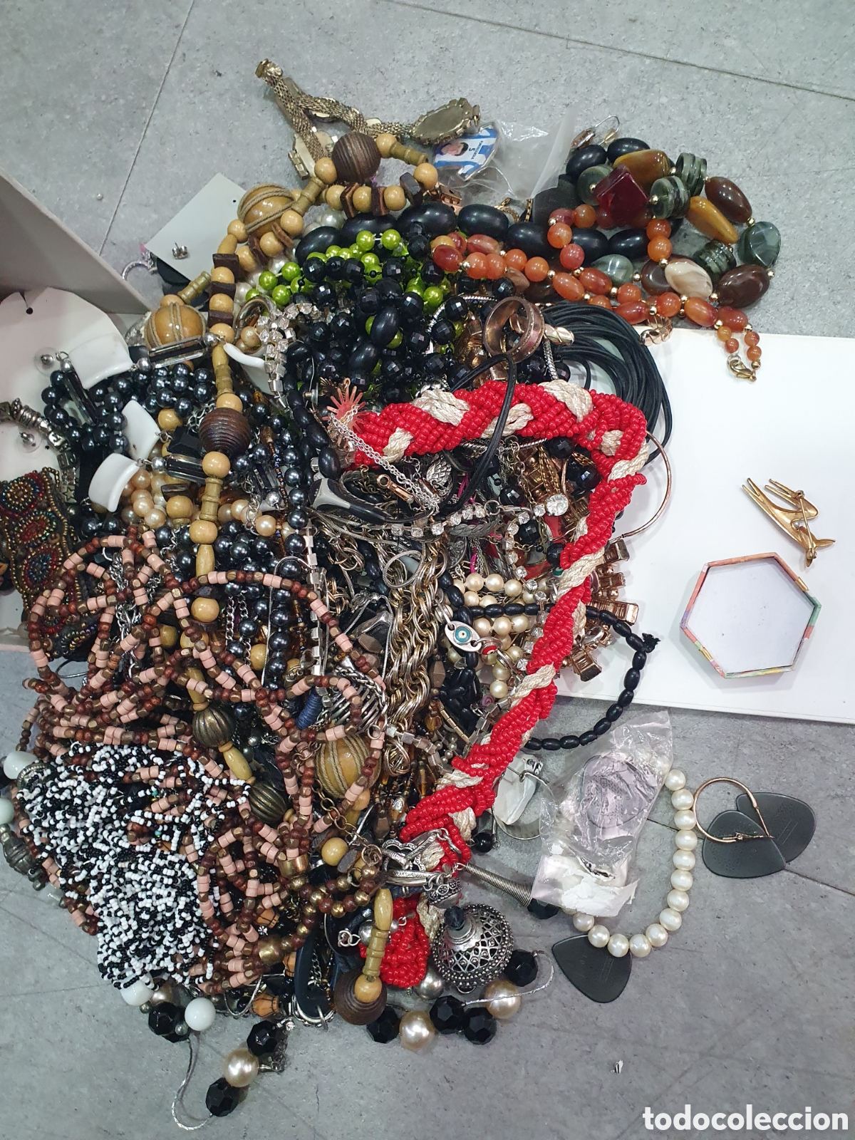 Joyeria: Gran lote de bisuteria vintage variada. (L90)