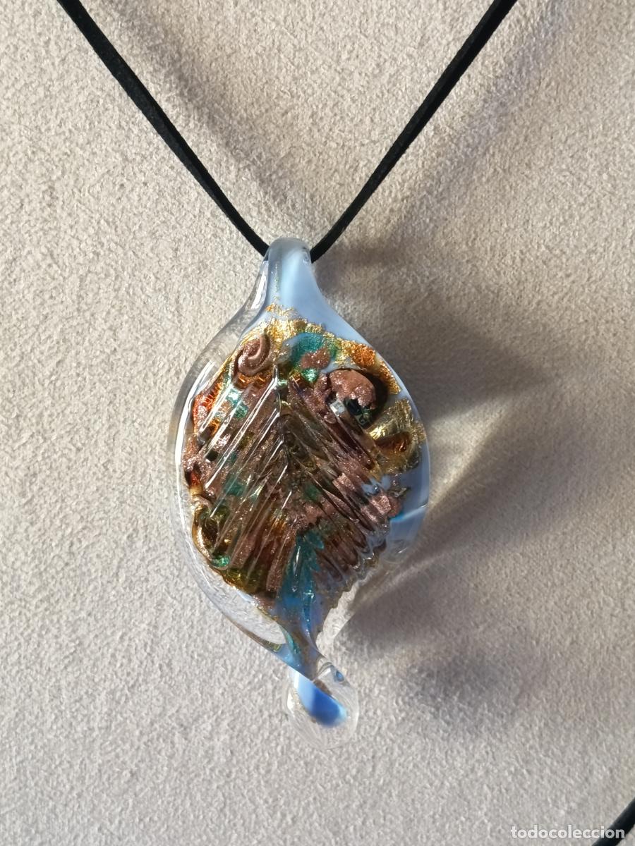 Joalharia: COLGANTE EN CRISTAL DE MURANO EN FONDO CELESTE Y DETALLES EN DISTINTAS TONALIDADES