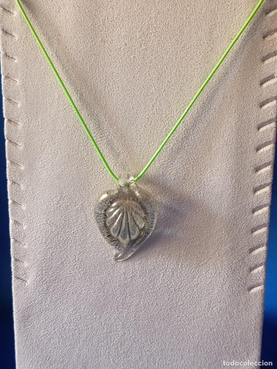 Schmuck: DIJE EN FORMA DE HOJA EN CRISTAL DE MURANO TRANSPARENTE Y DETALLES DORADOS