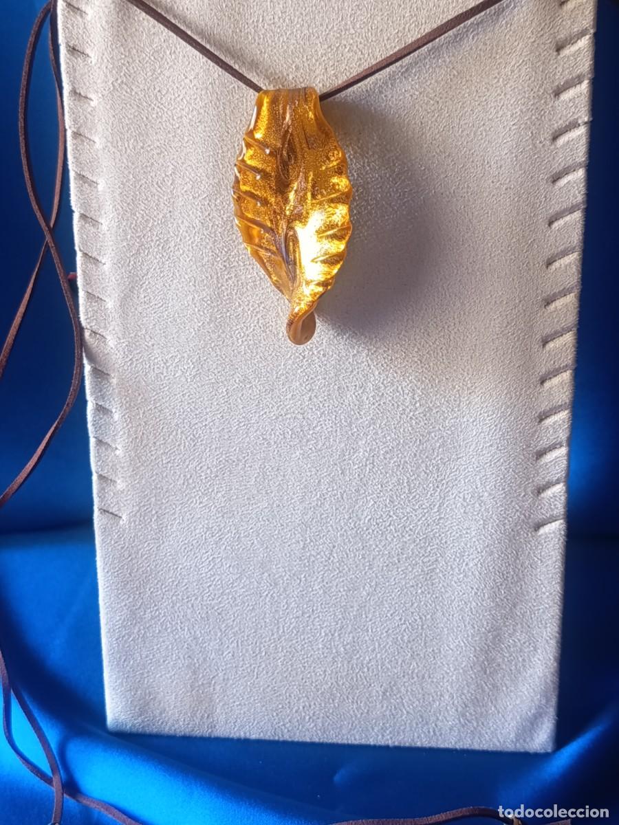 Schmuck: IMPACTANTE COLGANTE EN FORMA DE HOJA EN CRISTAL DE MURANO AMBAR Y PAN DE ORO
