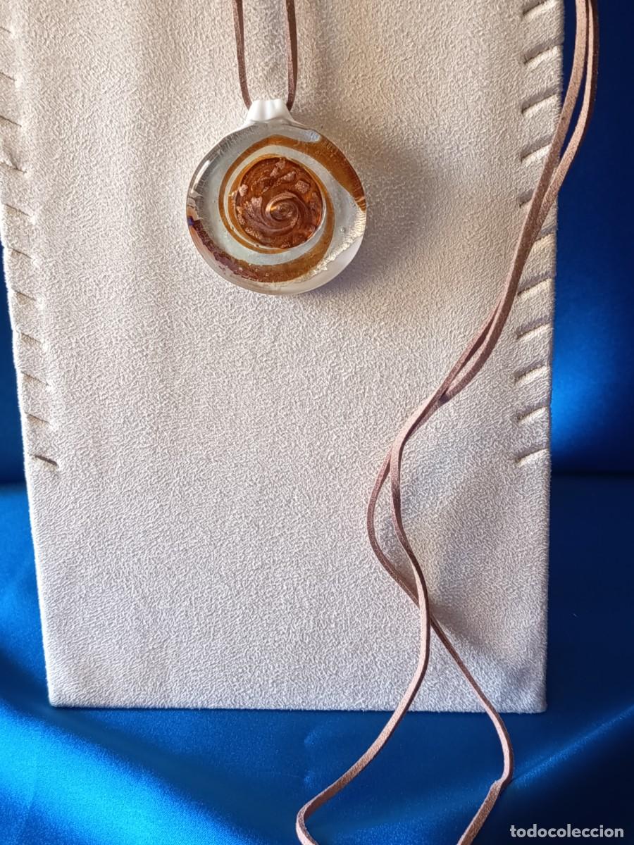 Joyeria: COLGANTE DE CRISTAL DE MURANO EN BLANCO, MARR&Oacute;N Y DETALLES DORADOS
