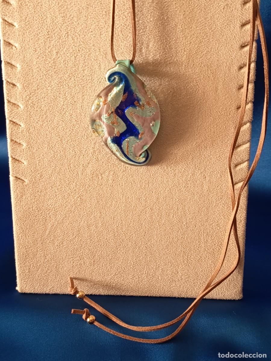 Joaillerie: COLGANTE EN CRISTAL DE MURANO CELESTE CON DETALLES EN AZUL, PLATA Y COBRE