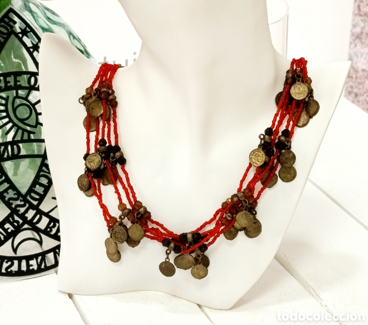 Joyeria: Collar Bohemio corto de lineas de cristal rojo y colgantes, a&ntilde;os 70's
