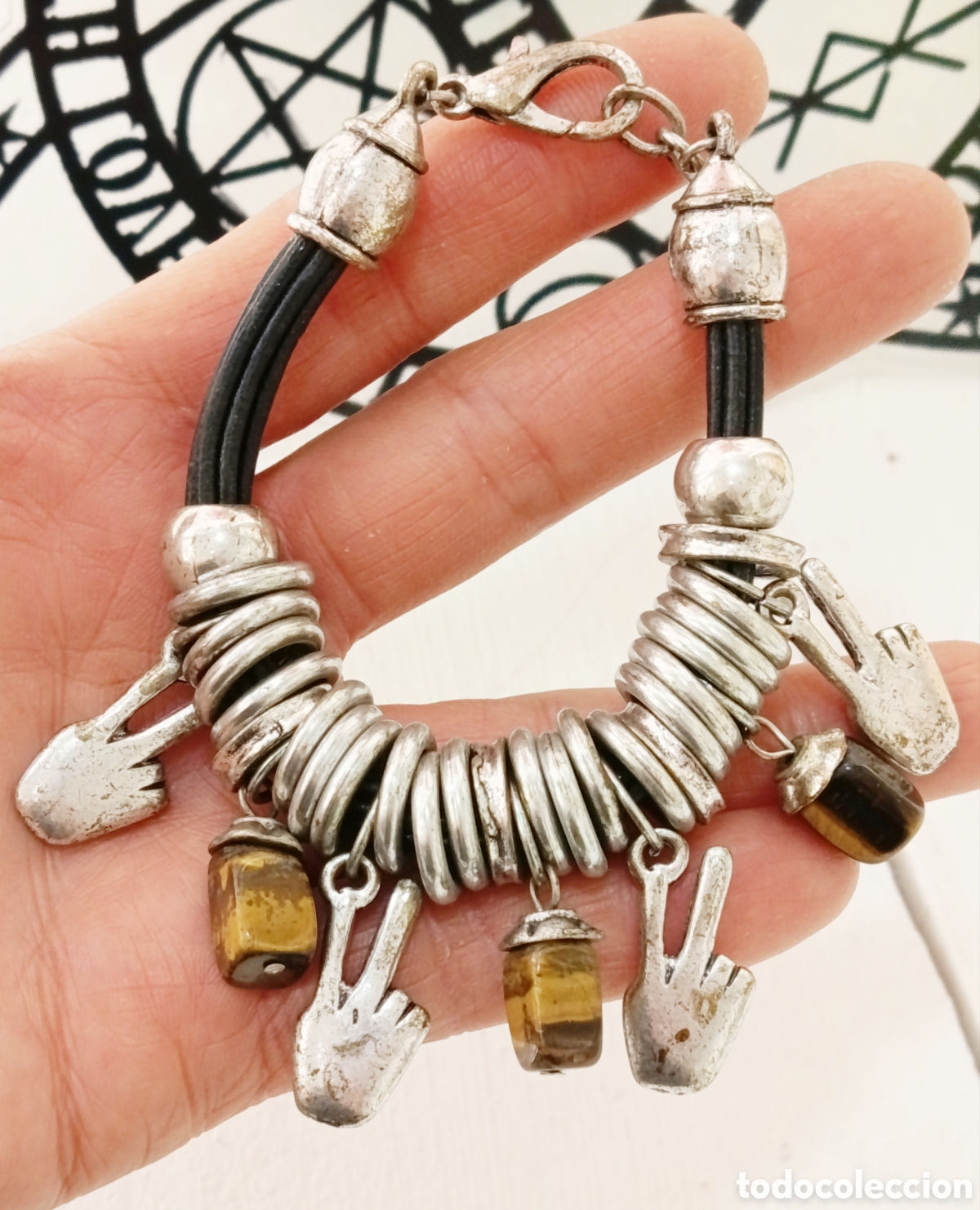 Joyeria: Pulsera de cuero negro y colgantes con ojo de Tigre, a&ntilde;o 2000, nueva