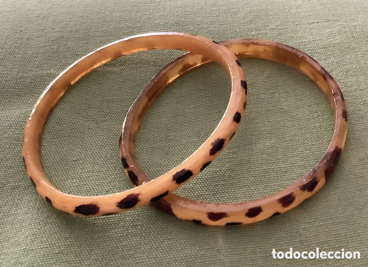 Joyeria: Dos brazaletes de pl&aacute;stico imitando piel de leopardo