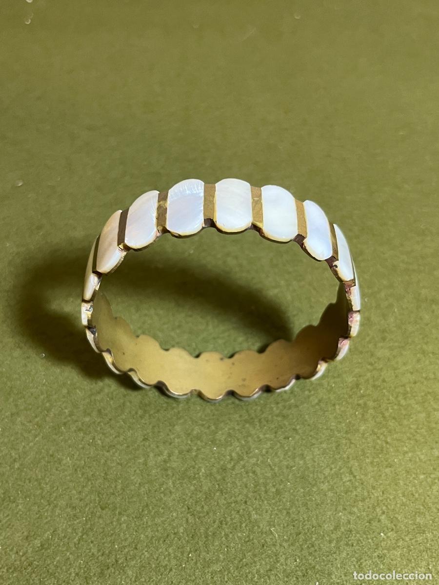 Joyeria: Pulsera vintage de n&aacute;car natural y lat&oacute;n dorado el&aacute;stica | Bisuter&iacute;a cl&aacute;sica a&ntilde;os 70-80 | Madreperla