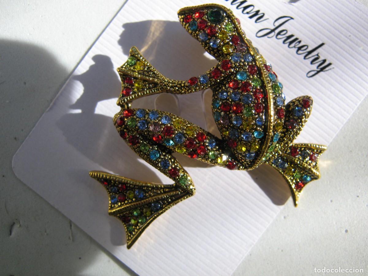 Joyeria: Betsey Johnson Broche Rana multicolo