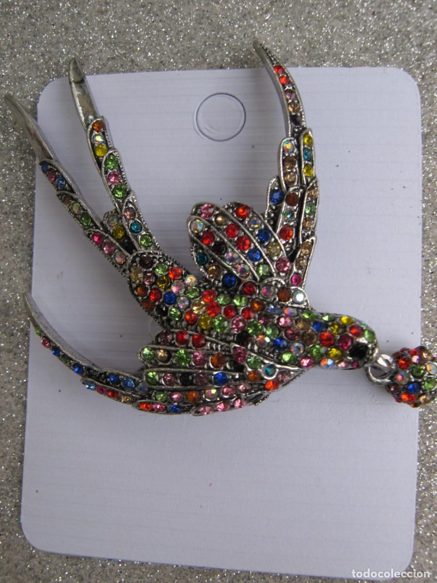 Joyeria: Betsey Johnson Broche golondrina con bola multicolor