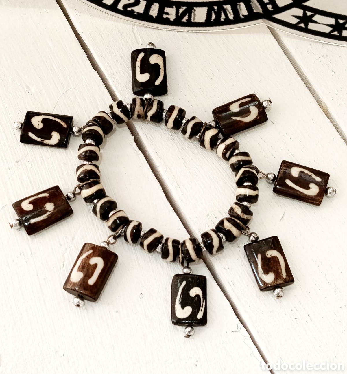Joyeria: Pulsera de hueso color marr&oacute;n con colgantes, A&ntilde;os 80's, nueva