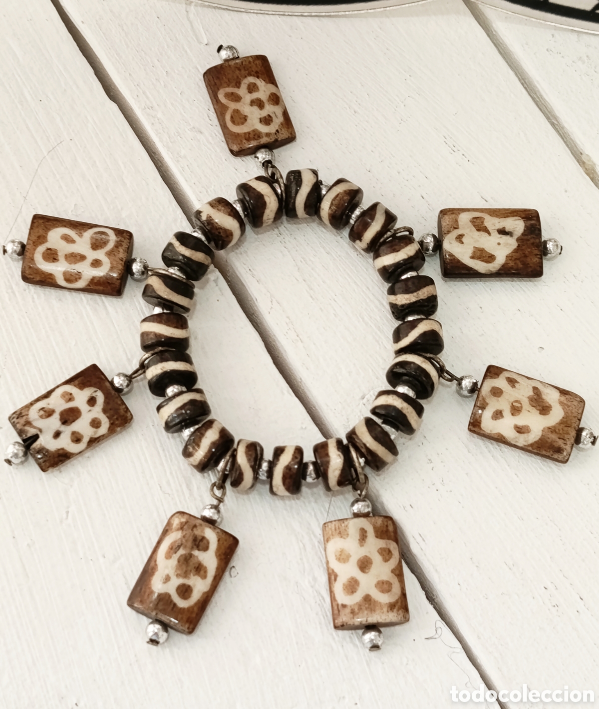 Joyeria: Pulsera de hueso con colgantes, a&ntilde;os 80's, nueva
