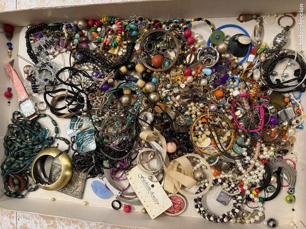 Joyeria: Gran lote de piezas de bisuteria la mayoria desmontadas y/o sueltas. Ideal para crear nuevas piezas