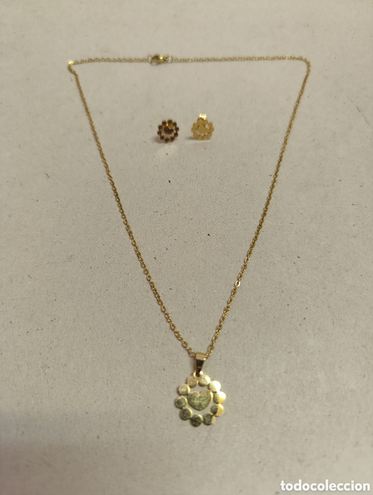 Joyeria: CONJUNTO DE COLGANTE Y PENDIENTES. EN METAL DORADO. FLOR CON CORAZON.