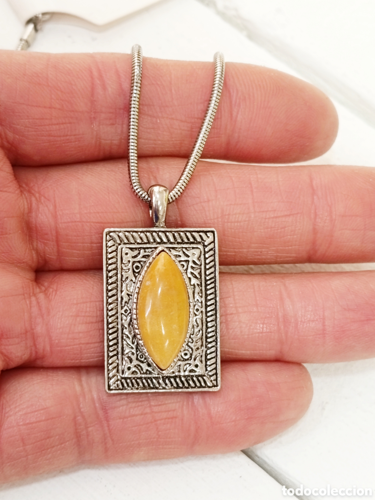 Joyeria: Colgante de protecci&oacute;n con piedra jaspe amarillo preparado energ&eacute;ticamente con palo santo, nuevo