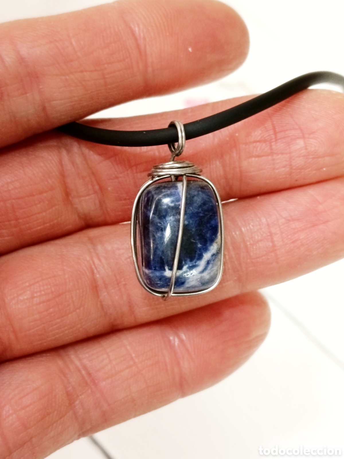 Joyeria: Colgante de protecci&oacute;n con piedra Sodalita preparado energ&eacute;ticamente con palo santo