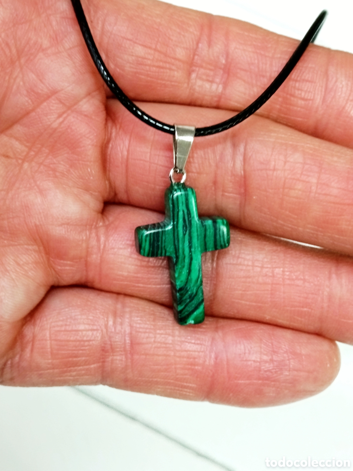 Joyeria: Colgante de protecci&oacute;n de cruz de piedra Malaquita preparado energ&eacute;ticamente con palo santo, Nuevo