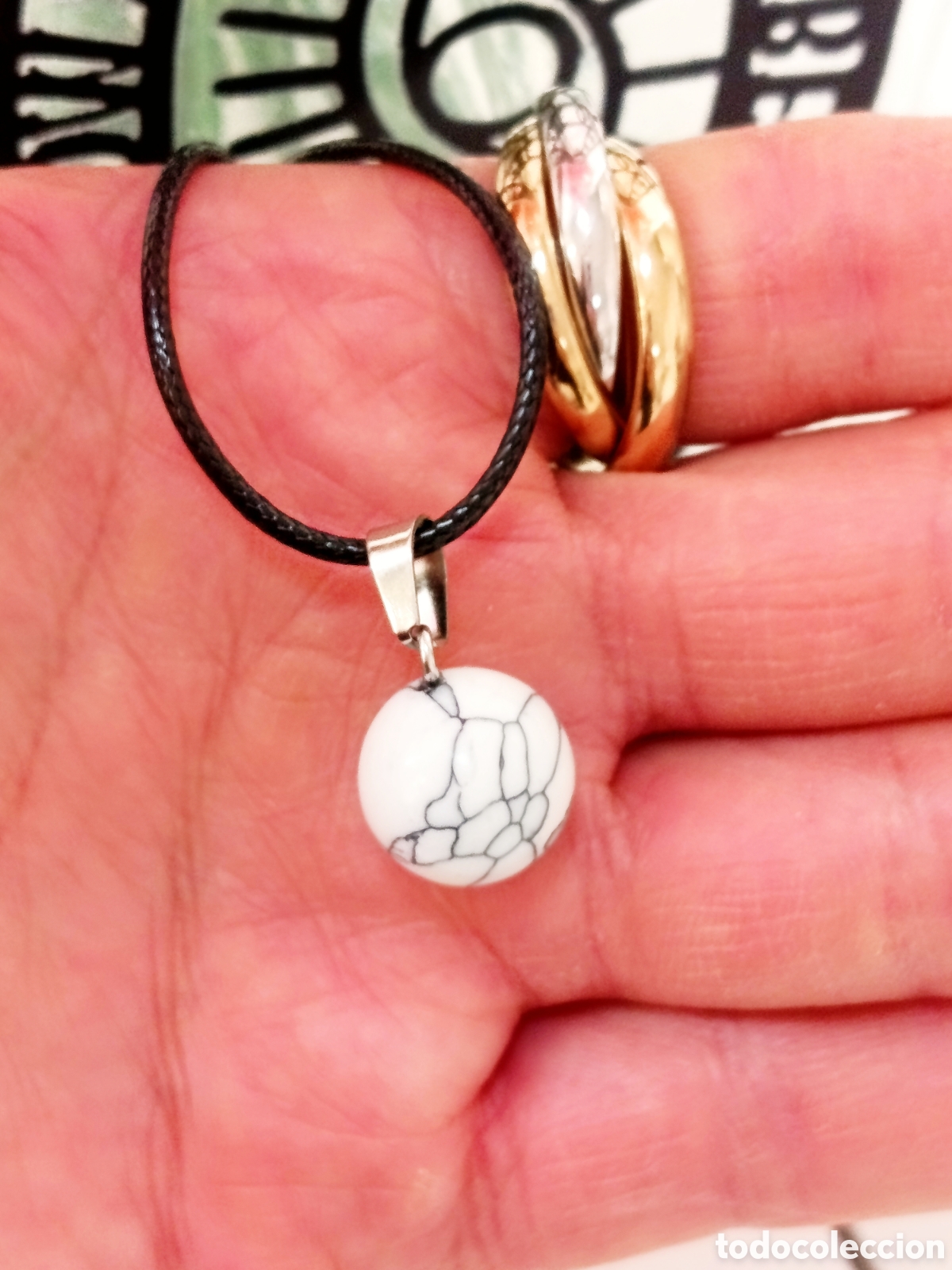 Joyeria: Colgante de protecci&oacute;n de piedra howlita blanca preparado energ&eacute;ticamente con palo santo, nuevo