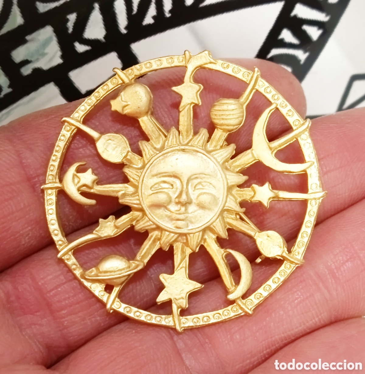 Joyeria: Broche con sol y planetas color oro, a&ntilde;o 2000, nuevo - Foto 1