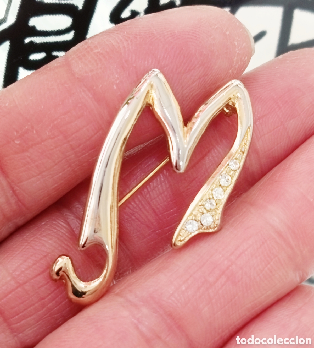 Joyeria: Broche vintage letra M color oro con cristal, a&ntilde;os 90's, nuevo