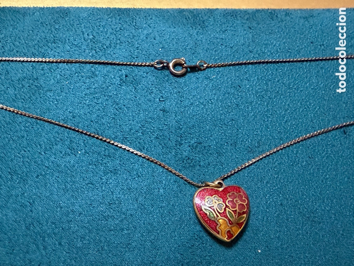 Joyeria: Colgante de coraz&oacute;n con cadena plateada