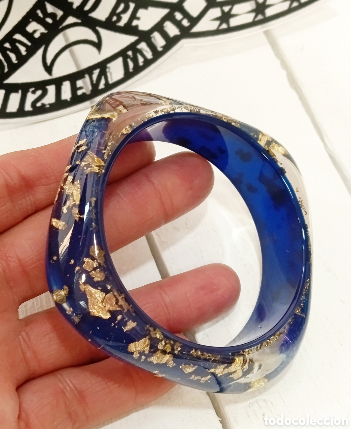 Joyeria: Pulsera acr&iacute;lica color azul, cristalino y oro, antial&eacute;rgica, nueva