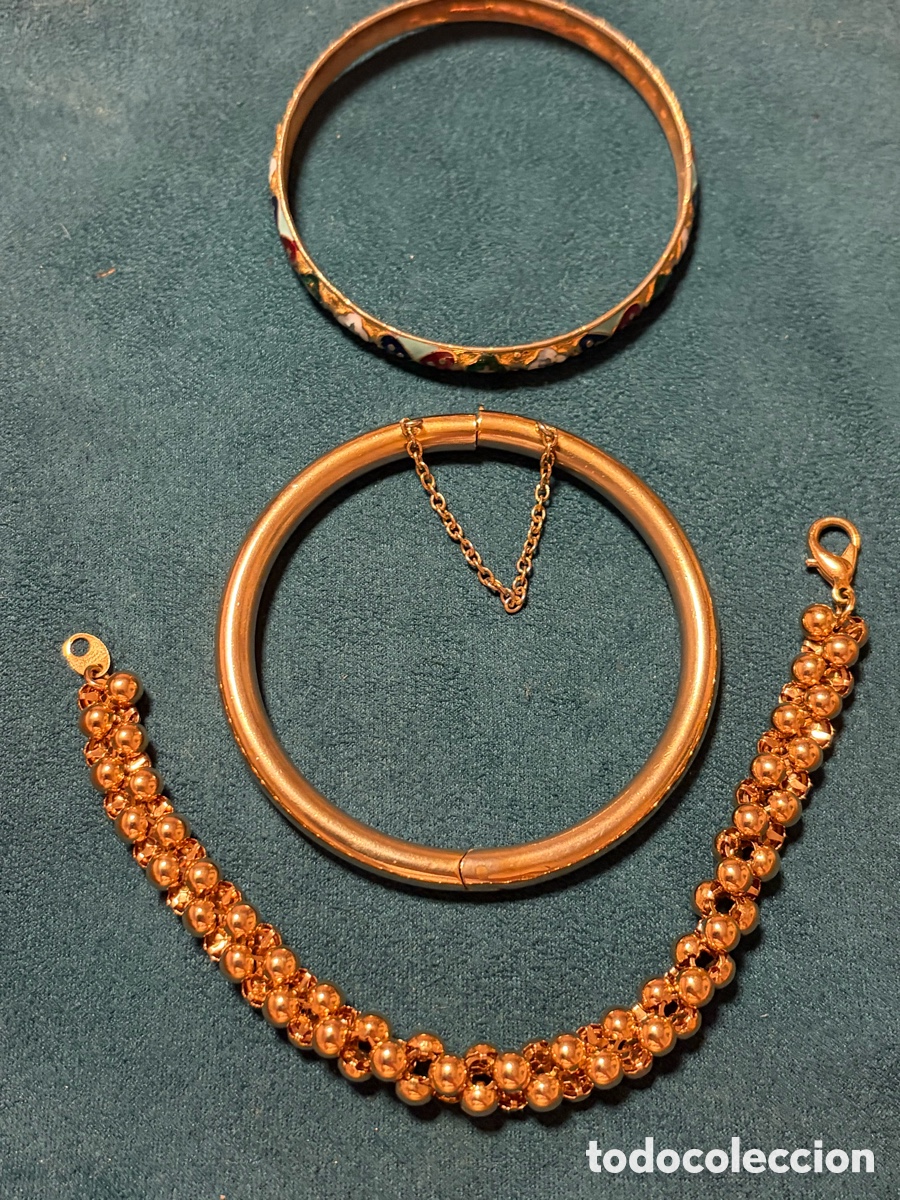 Joyeria: Tres pulseras doradas de bisuter&iacute;a