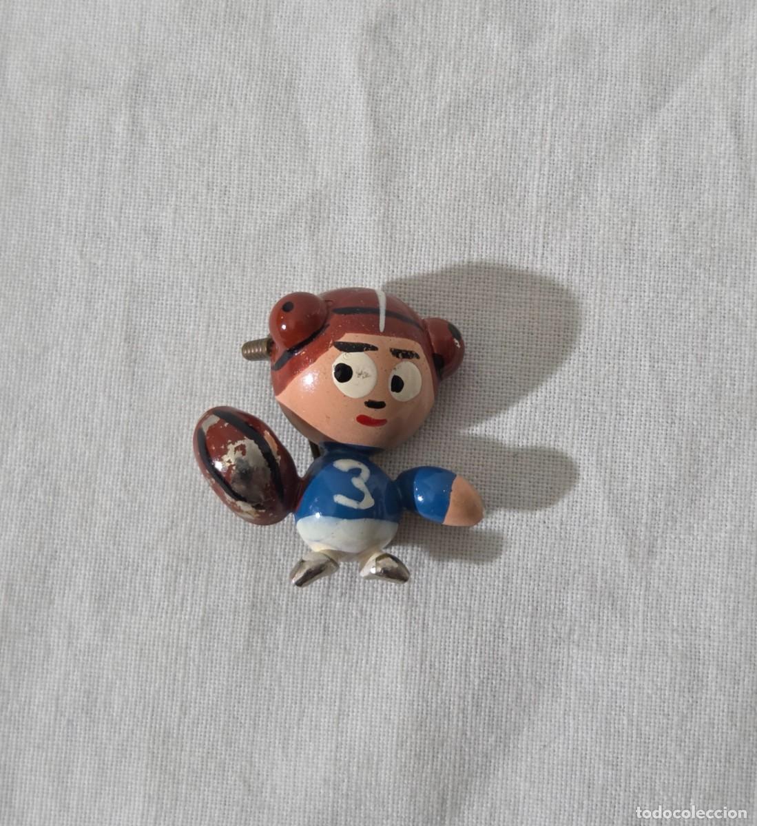 Joyeria: Broche metalico infantil de jugador de rugby