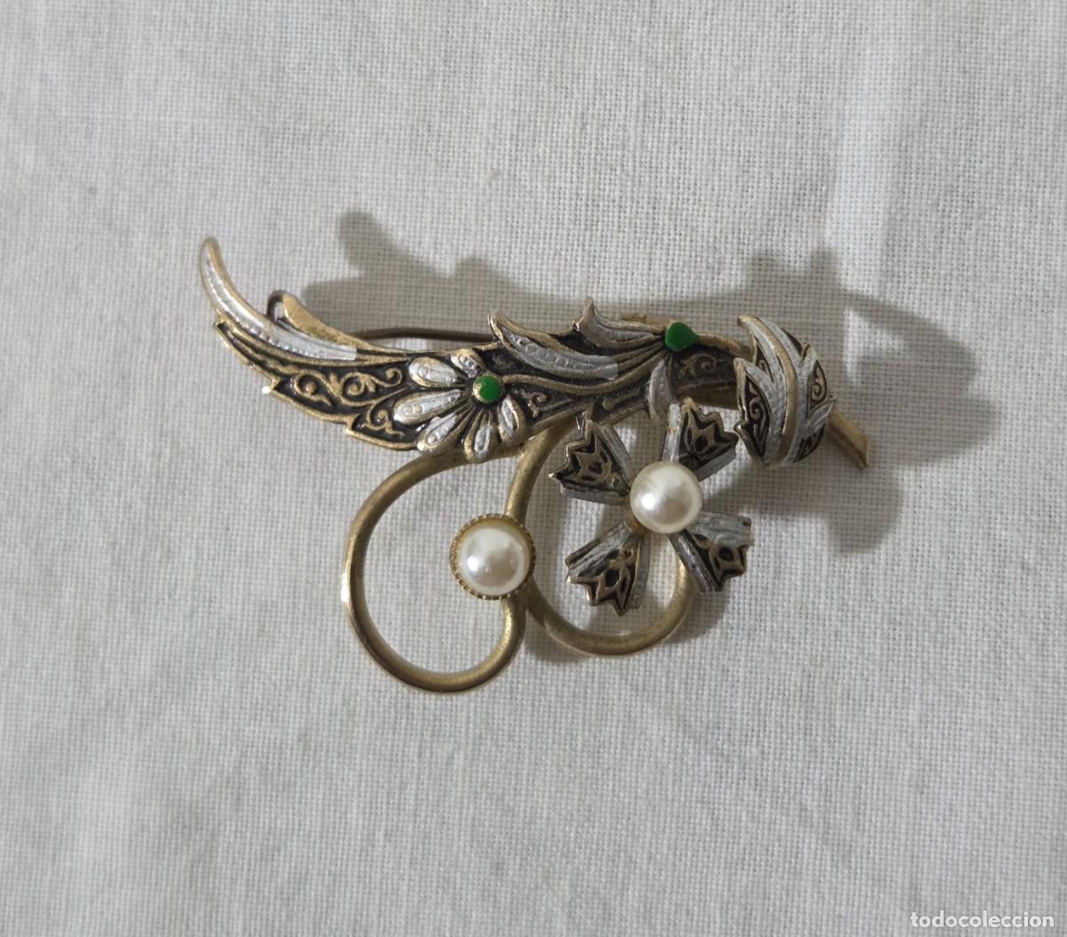 Joyeria: Antiguo broche en metal dorado damasquinado
