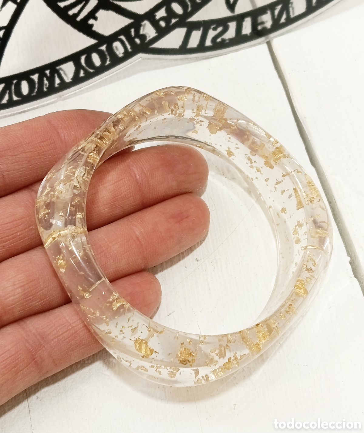 Joyeria: Pulsera acr&iacute;lica color cristalino y oro, antial&eacute;rgica, nueva
