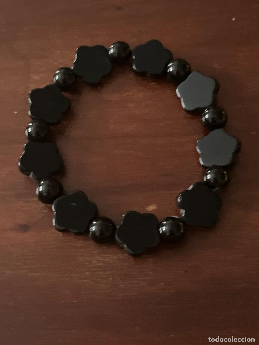 Joyeria: Pulsera el&aacute;stica. Realizada en resina o similar. Representado flores y esferas intercaladas. Vintage